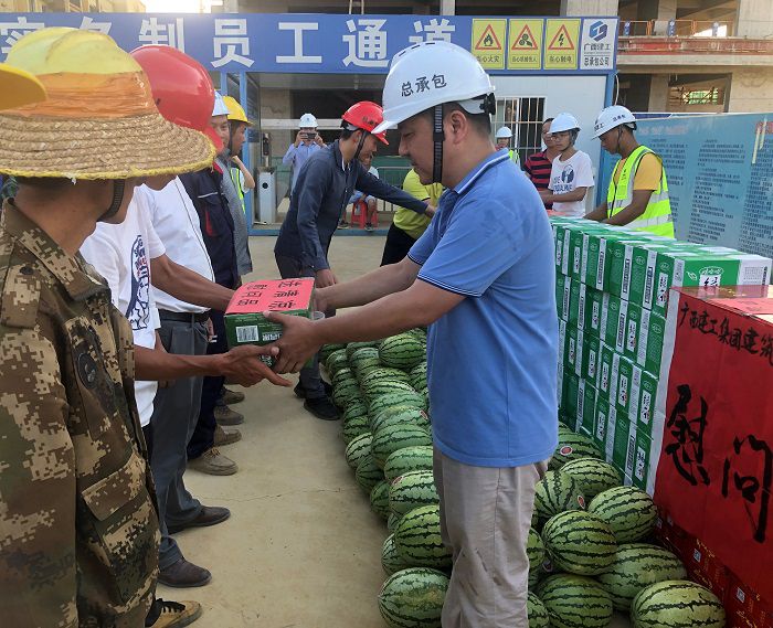 發(fā)放清涼物資。盧瑞陽(yáng) 攝.JPG